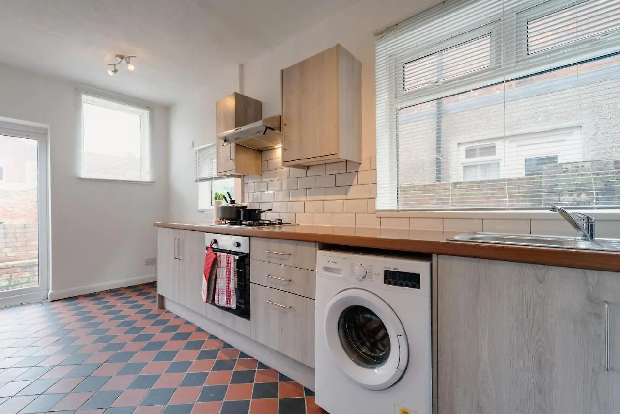 Hull Large 4 Bedrooms 8 Beds Home - Close To A63 Mkm Stadium & Hri Kingston upon Hull 0*,