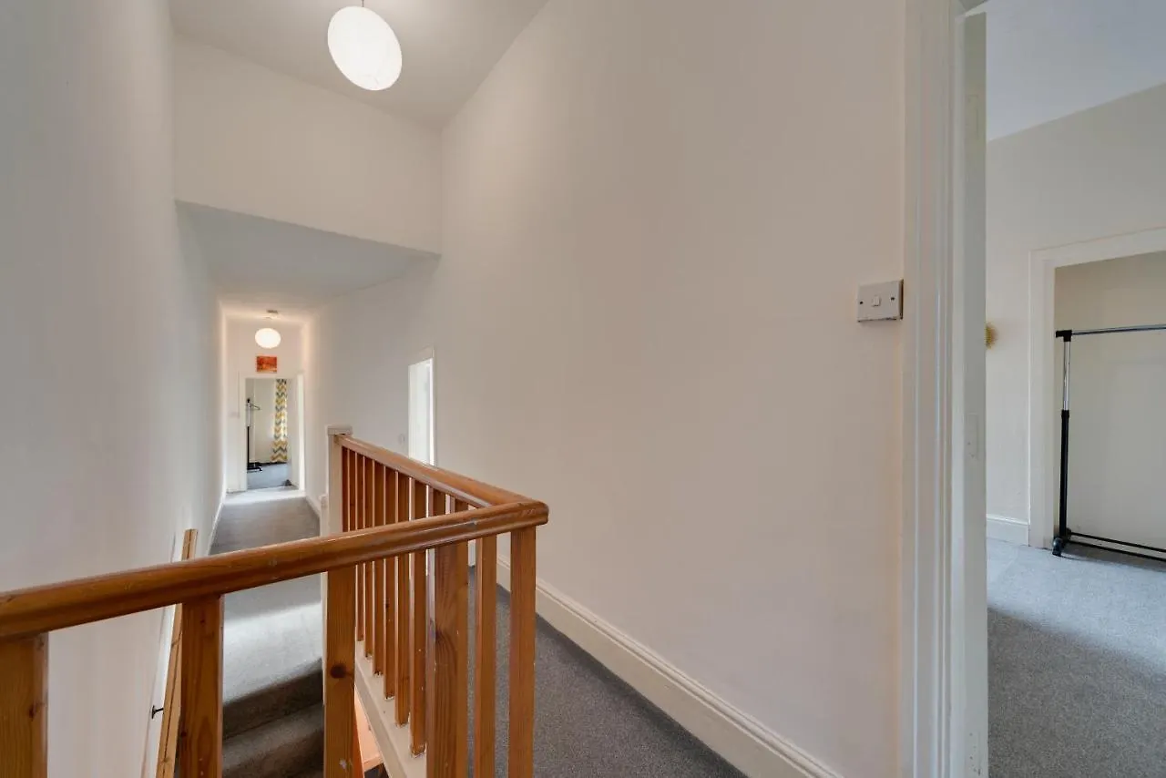 Hull Large 4 Bedrooms 8 Beds Home - Close To A63 Mkm Stadium & Hri Kingston upon Hull