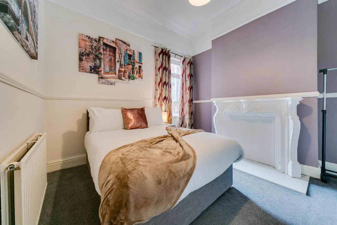 Hull Large 4 Bedrooms 8 Beds Home - Close To A63 Mkm Stadium & Hri Kingston upon Hull 0*,